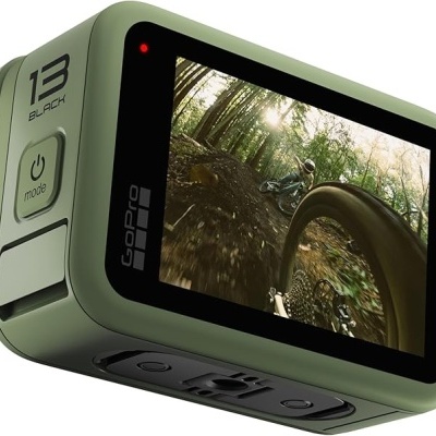 Câmara de ação GoPro 13 Black verde com ecrã mostrando ciclista em trilho na floresta