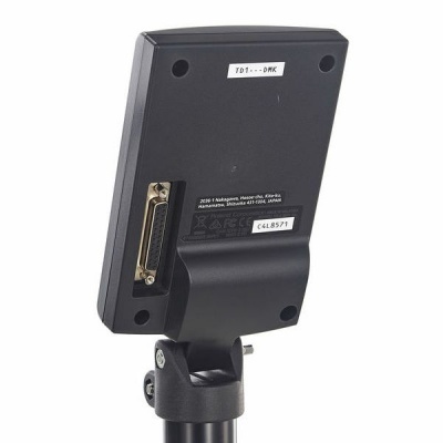 Dispositivo electrónico cinzento escuro com conector DB25 e suporte preto