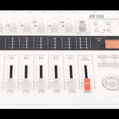 Mesa de mistura áudio digital Zoom R16 branca com sliders e ecrã alaranjado