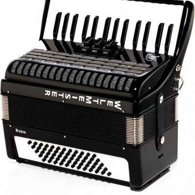 Acordeão preto com detalhes brancos e botões pretos numa superfície branca