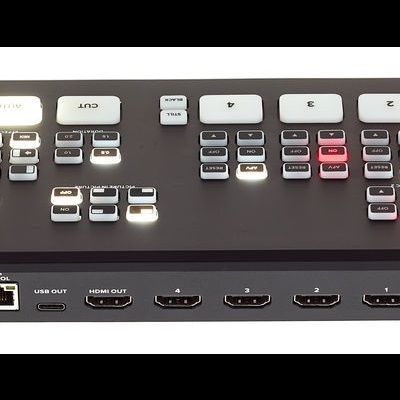 Mesa de mistura de vídeo ATEM Mini Pro com botões coloridos e várias entradas