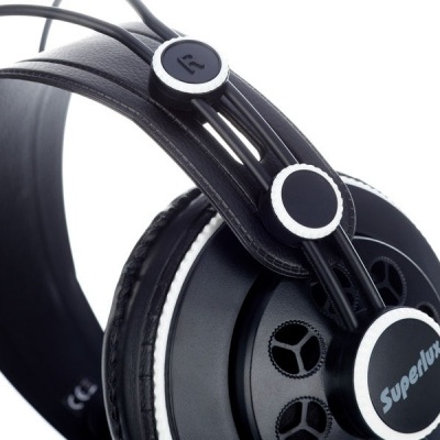 Auscultadores pretos com detalhes prateados e texto 'Superlux'