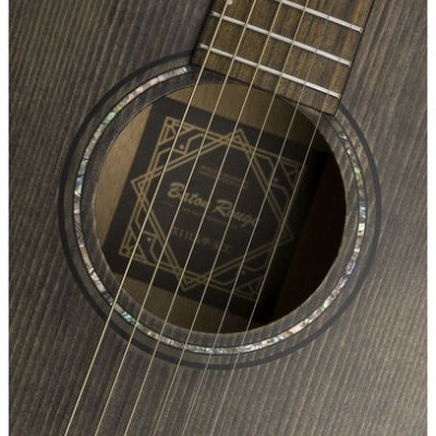 Guitarra acústica de madeira escura com detalhes em madre-pérola