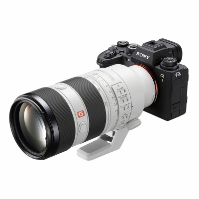 Máquina fotográfica digital Sony α1 com lente teleobjetiva branca