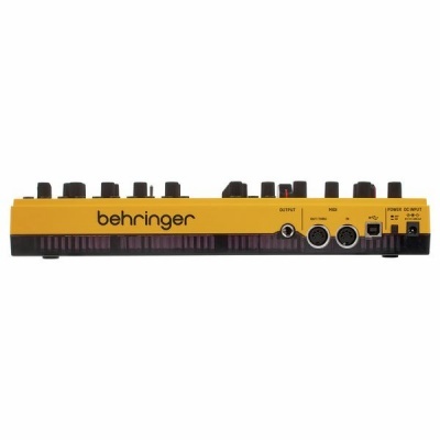 Mixer ou interface de áudio Behringer amarela e preta com botões no topo e várias portas na traseira