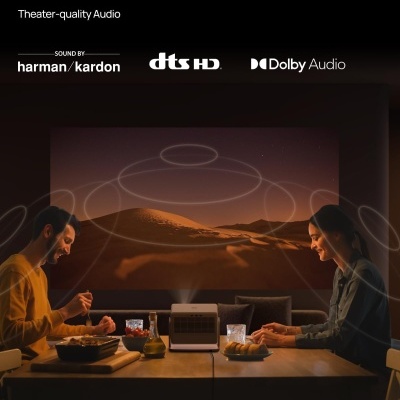 Dois adultos jantando junto a dispositivo eletrónico em mesa com texto promocional no topo