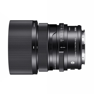 Objetiva fotográfica preta Sigma 50mm F2 DG DN em fundo branco