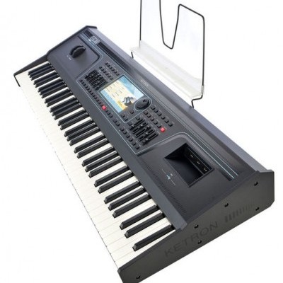 Teclado musical preto Ketron com visor e suporte de partituras