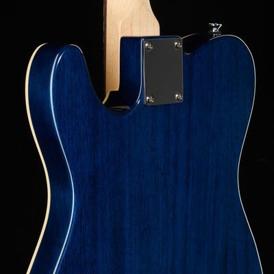 Guitarra elétrica azul escuro vista de trás, com braço em madeira natural e placa metálica prateada
