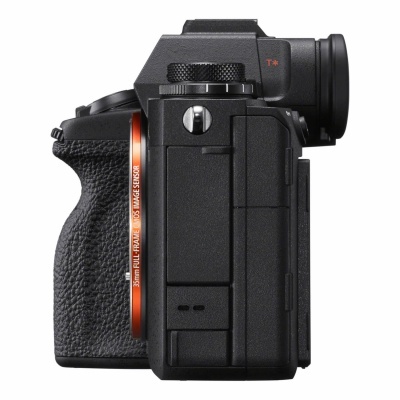 Câmara fotográfica digital preta vista de lado com pega texturada e anel laranja