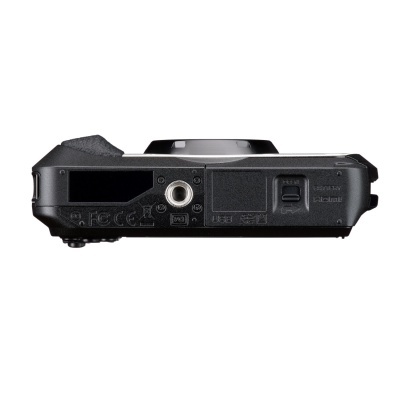 Parte inferior de uma câmera digital preta com suporte para tripé e ranhuras para bateria