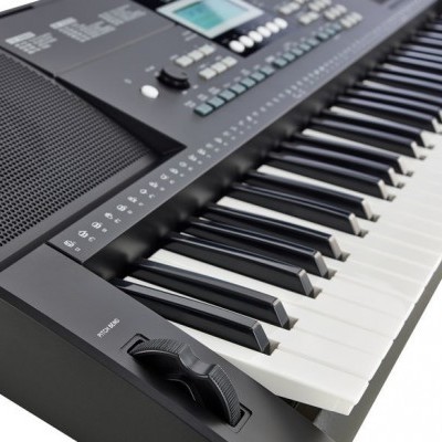 Teclado musical eletrónico preto com botões e ecrã digital