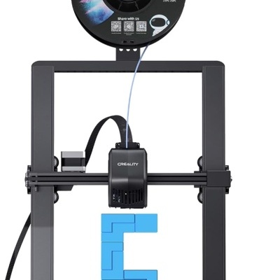 Impressora 3D CREALITY preta com bobina de filamento preto e objeto azul em impressão.