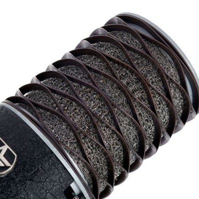 Esponja de aço com suporte metálico escuro e etiqueta com símbolo branco sobre fundo preto