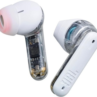 Auscultadores intra-auriculares JBL brancos com parte transparente mostrando componentes internos.