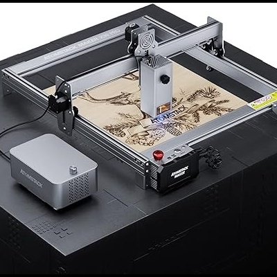 Máquina de gravação a laser em madeira com estrutura metálica e caixa de controlo cinzenta