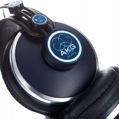 Auricular preto AKG com logótipo azul e branco e almofadas em couro