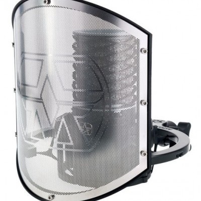 Protetor facial de malha metálica e estrutura preta com suporte ajustável