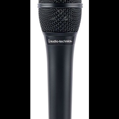 Microfone preto Audio-Technica com grelha metálica e corpo cilíndrico