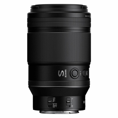 Objetiva fotográfica Nikon NIKKOR Z 24-200mm S preta com anéis texturados e botões