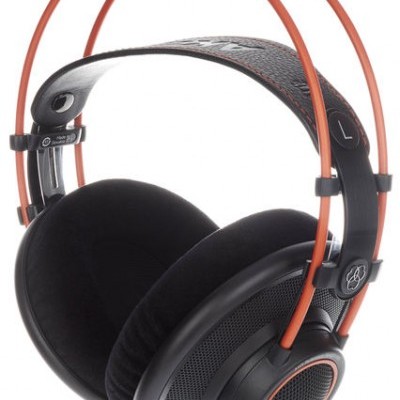 Auriculares K712 com estrutura metálica laranja e almofadas pretas