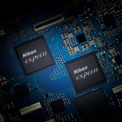 Placa de circuito azul com chips Nikon EXPEED