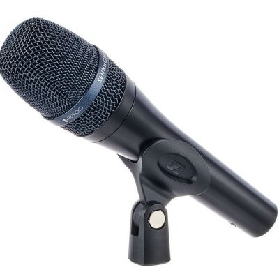 Microfone negro com suporte e texto SENNHEISER visível