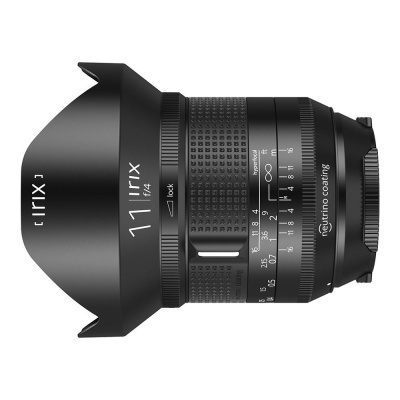 Objetiva fotográfica preta com 11 mm f/4 e textos C I R I X 1 e revestimento Neutrino