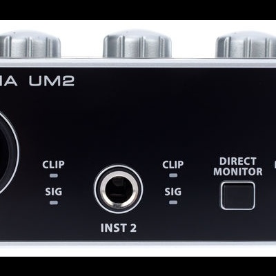 Interface de áudio Behringer U-PHORIA UM2 preta e branca com várias entradas e botões de controlo