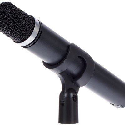 Microfone preto com suporte sobre fundo branco