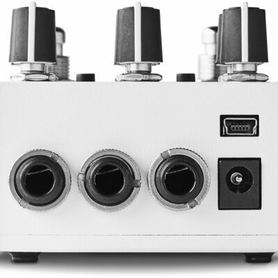 Pedal de guitarra branco com botões pretos e entradas jack e USB