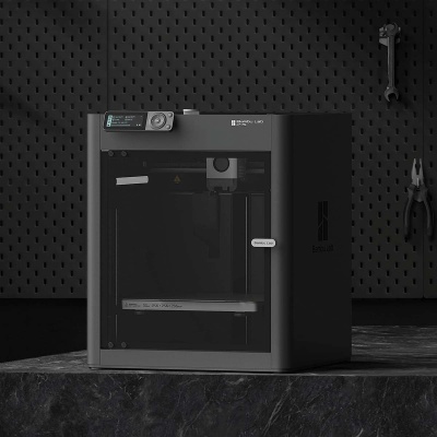 Impressora 3D Bambu Lab P1S preta com visor digital e botões em parede preta perfurada
