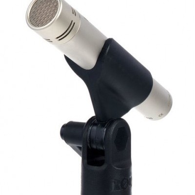 Microfone prateado com suporte preto sobre fundo branco