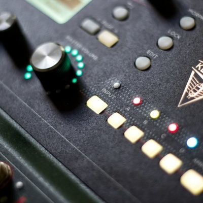 Painel preto de equipamento eletrónico com botões e LEDs e o logótipo KEMPER