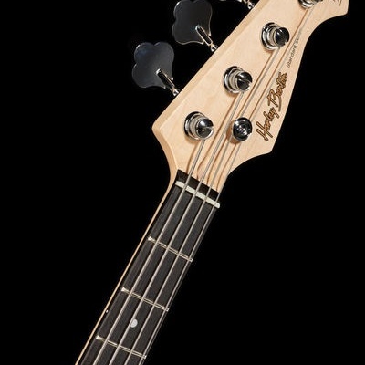 Cabeça de baixo elétrico de madeira clara com cravelhas metálicas e braço escuro