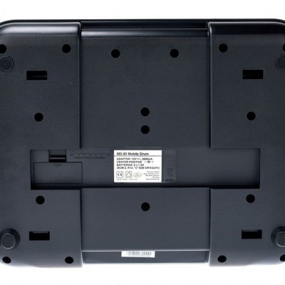 parte traseira inferior de uma balança digital preta com etiquetas técnicas