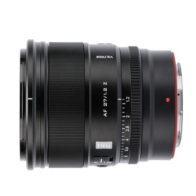 Objetiva fotográfica preta com anel vermelho e marcações de foco