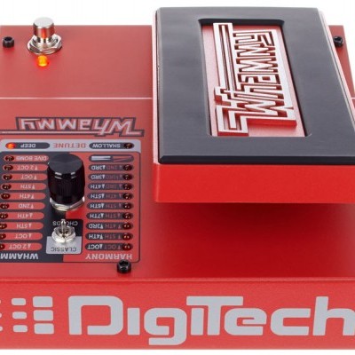 Pedal de efeitos Digitech vermelho com alavanca preta e vermelha e botões com etiquetas de ajustes