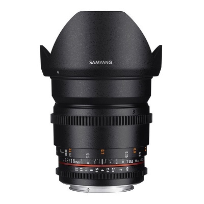 Objetiva fotográfica preta Samyang com indicadores de distância focais e números de abertura