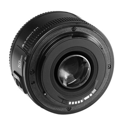 Objetiva fotográfica preta de 50mm com lentes visíveis no centro