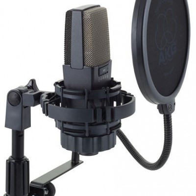 Microfone condensador preto com filtro pop AKG