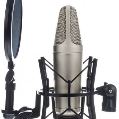 Microfone condensador prateado com filtro pop preto e suporte