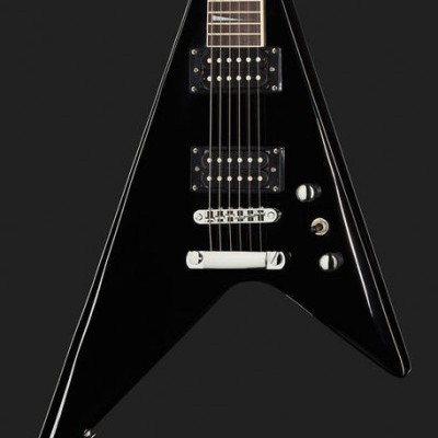 Guitarra elétrica preta em formato V com captadores humbucker e ponte metálica