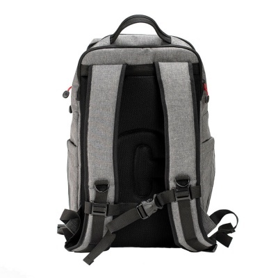 Mochila cinza vista de trás com alças acolchoadas e ajustáveis