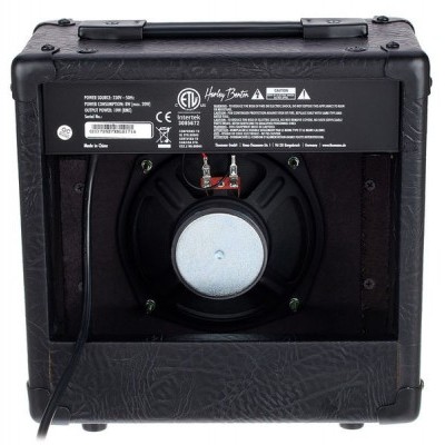 Amplificador Harley Benton preto com traseira aberta mostrando speaker e etiqueta técnica