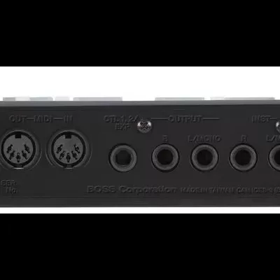 Vista traseira de um mixer de áudio preto com múltiplas portas e botões grandes