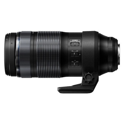 Objetiva fotográfica teleobjetiva preta com botão e base para tripé.