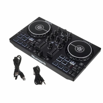 Controlador DJ preto Numark com dois giradiscos e cabos
