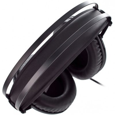 Auscultadores negros com estrutura metálica e almofadas de pele sintética