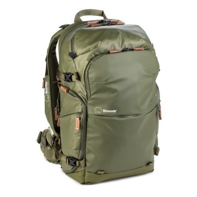 Mochila verde em tecido sintético com várias divisórias e alças acolchoadas